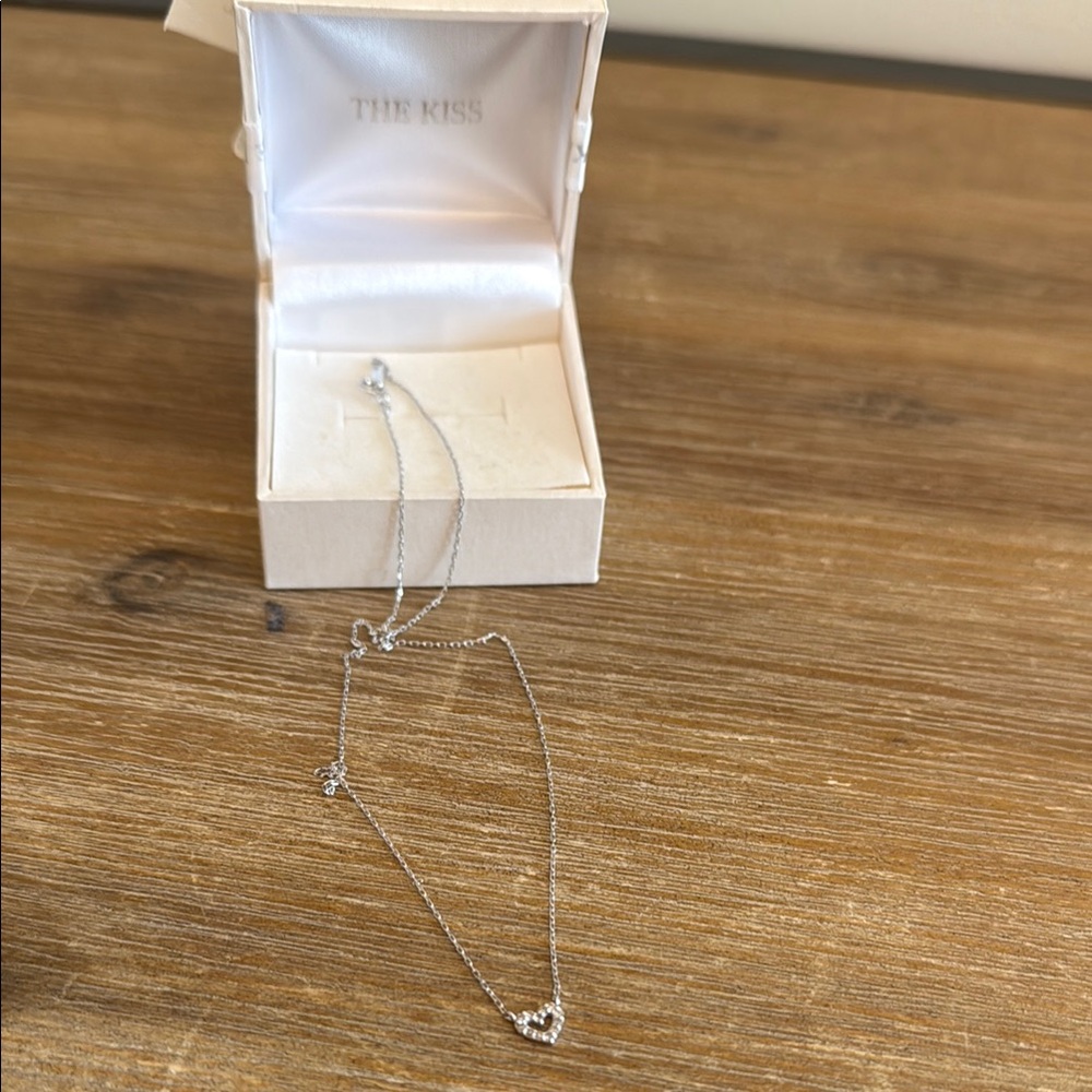 the kiss Necklace